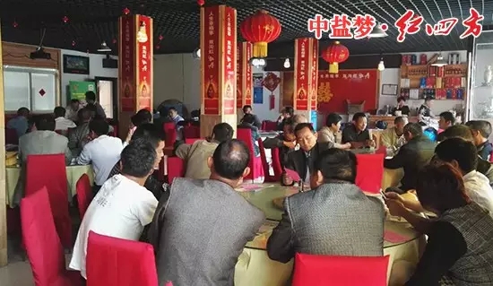 江苏盱眙召开种植大户会议,喜庆的大厅内,红四方元素装饰一新 江苏盱眙召开种植大户会议,喜庆的大厅内,红四方元素装饰一新