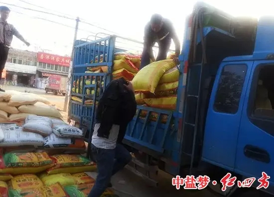 更甚的是,刚到的一车货,这边忙着卸货,那边就为农户搬上了拖拉机…. 更甚的是,刚到的一车货,这边忙着卸货,那边就为农户搬上了拖拉机….