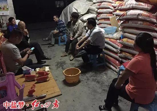 晚上,(右二)中盐红四方股份有限公司副总经理陈勇走访网点,受到客户的欢迎。 晚上,(右二)中盐红四方股份有限公司副总经理陈勇走访网点,受到客户的欢迎。