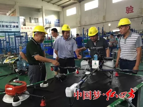 考察组参观广西田园生化公司无人打药飞机的组装现场 考察组参观广西田园生化公司无人打药飞机的组装现场