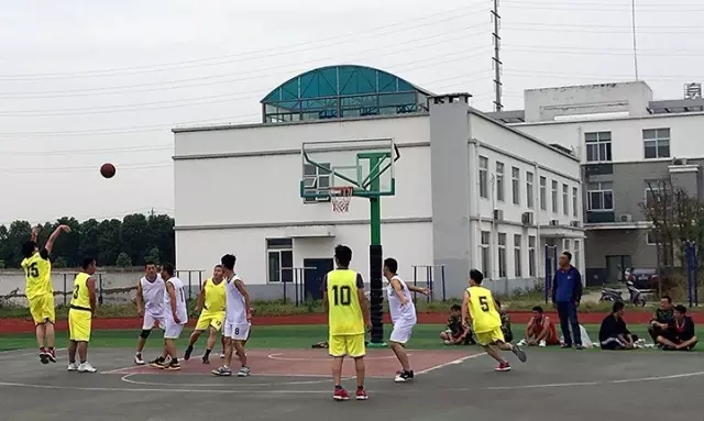 中盐红四方2016赛季篮球小组赛最后一战激烈上演。 中盐红四方2016赛季篮球小组赛最后一战激烈上演。