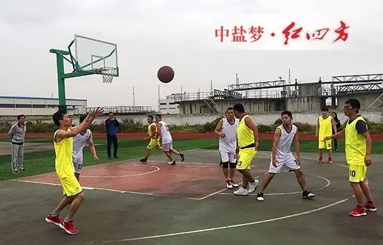 比赛在裁判的一声号令中开始,双方队员迅速投入比赛,他们个个青春激扬、英姿飒爽。赛场上,你争我夺,交替进球,赛事激烈过程胶着。 比赛在裁判的一声号令中开始,双方队员迅速投入比赛,他们个个青春激扬、英姿飒爽。赛场上,你争我夺,交替进球,赛事激烈过程胶着。